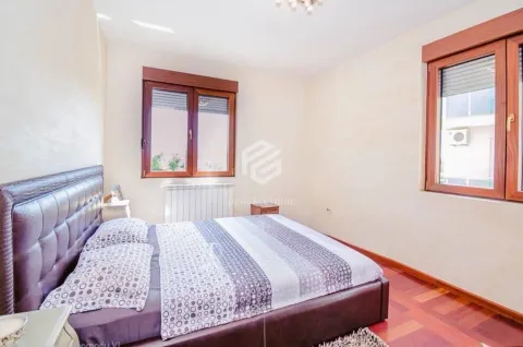 Bedroom with a double bed and wooden window frames. - image 8
