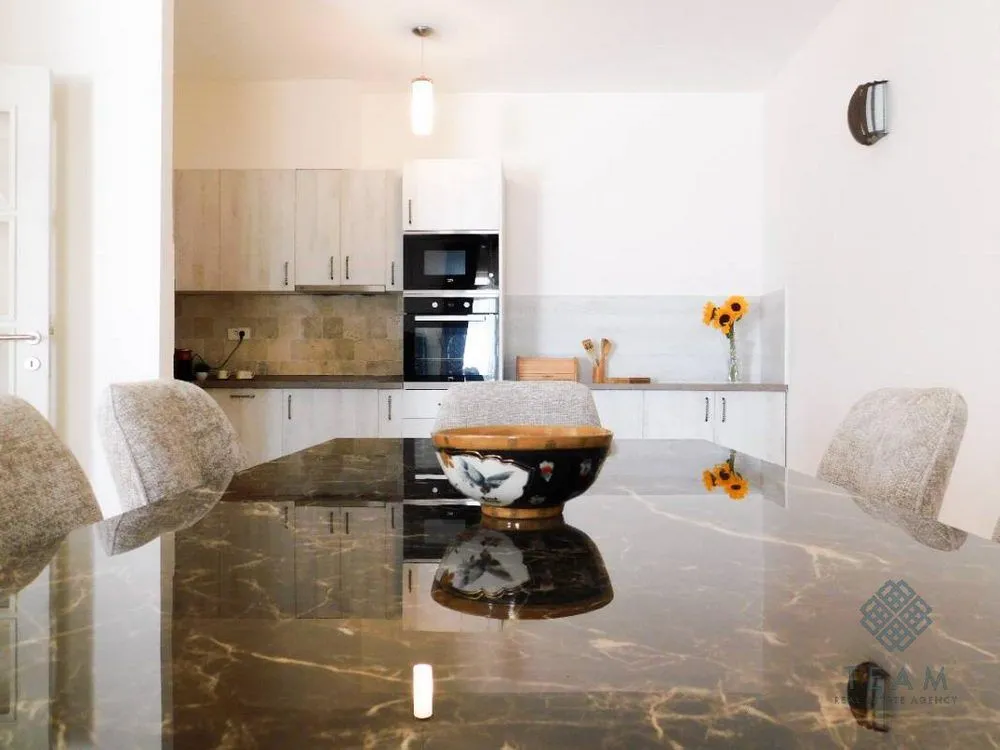 Izdavanje, kuća, 180m², Reževići, Budva