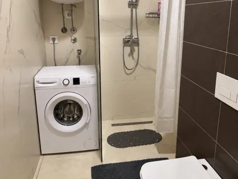 Moderne kupatilo sa tuš kabinom i veš mašinom. - image 7