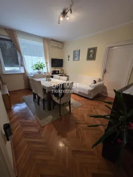 Dnevna soba sa trpezarijom i parketom na podu. - image 2