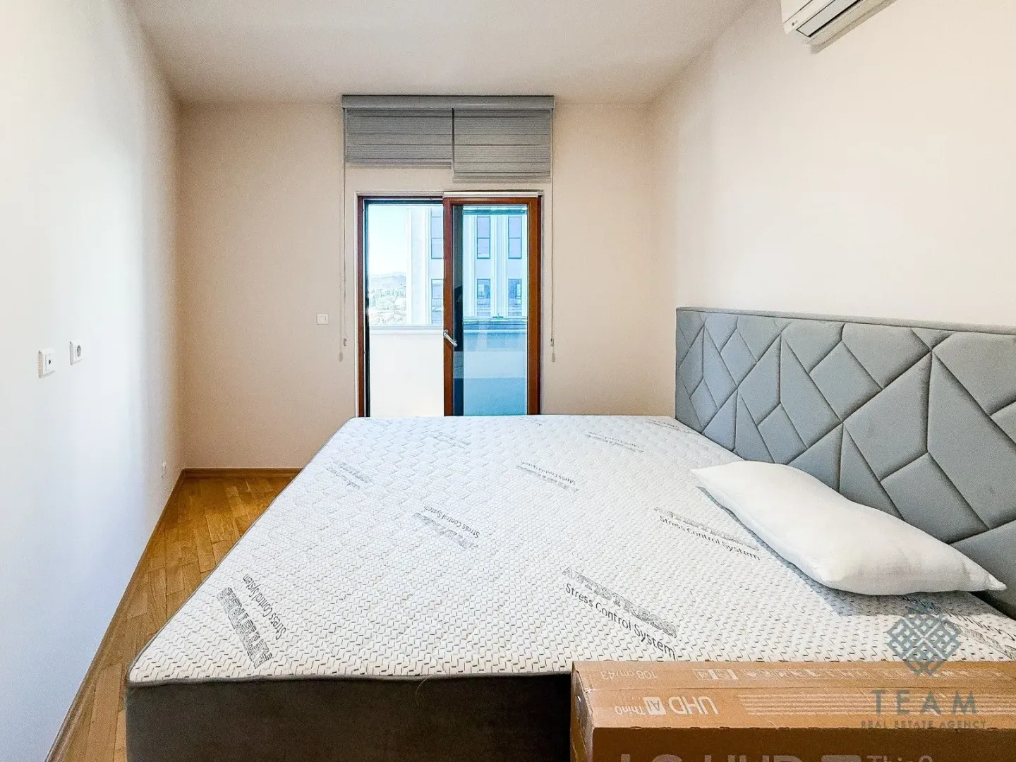 Spavaća soba sa bračnim krevetom i izlazom na terasu.