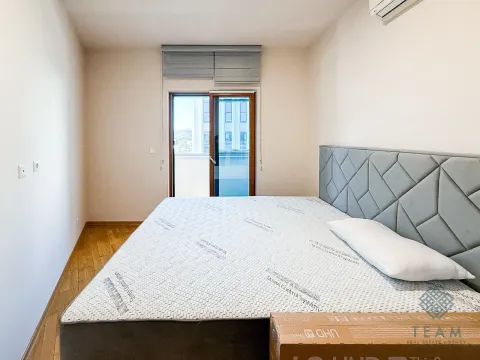 Spavaća soba sa bračnim krevetom i izlazom na terasu. - image 7