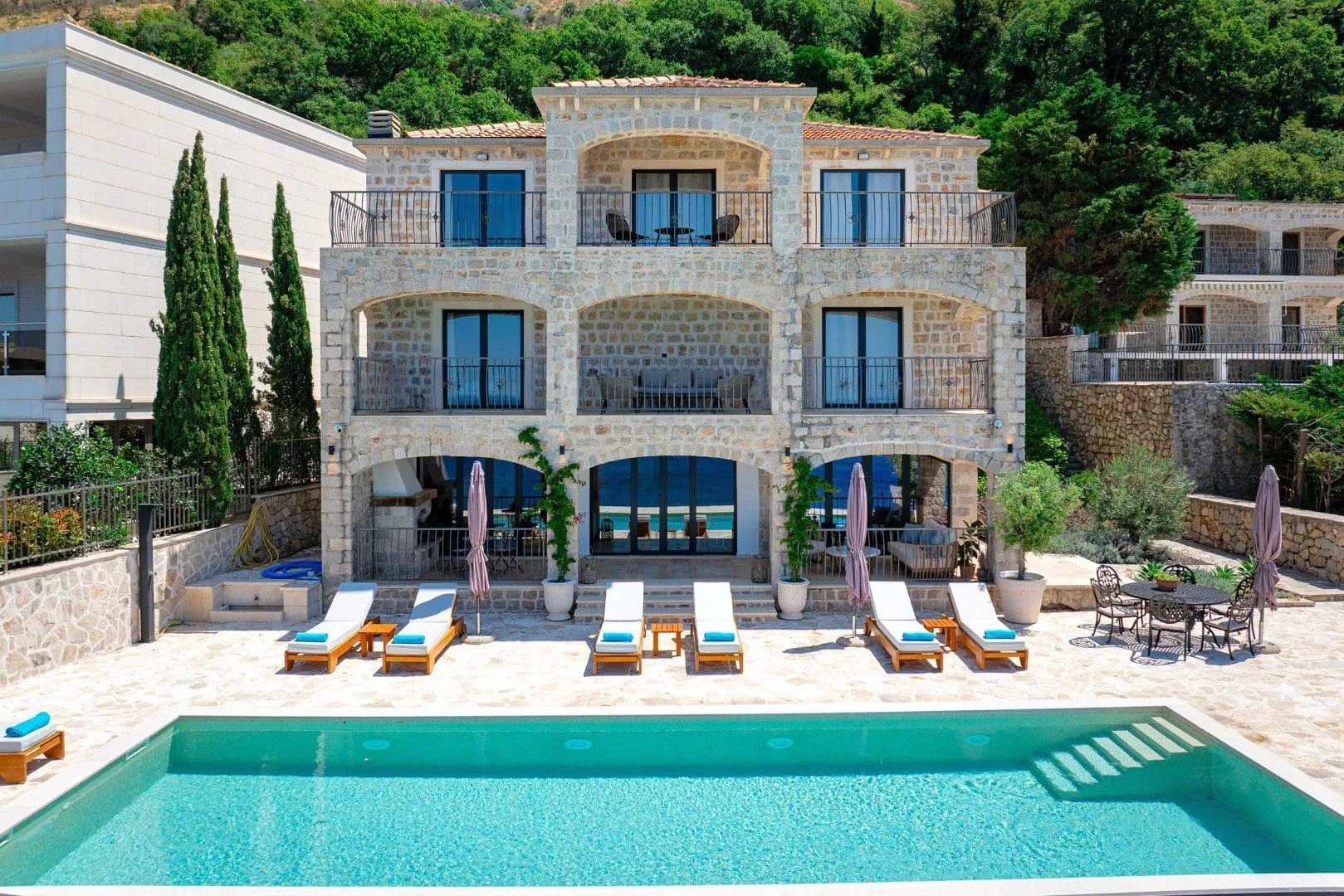 Sale, house, 374m², Drobni pijesak, Budva