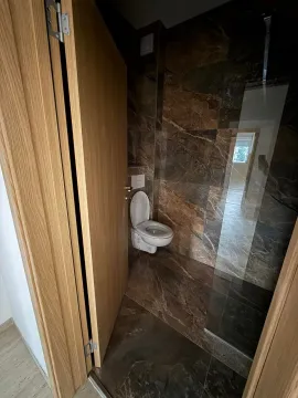 Moderne kupatilo obloženo keramičkim pločicama sa tuš kabinom. - image 6