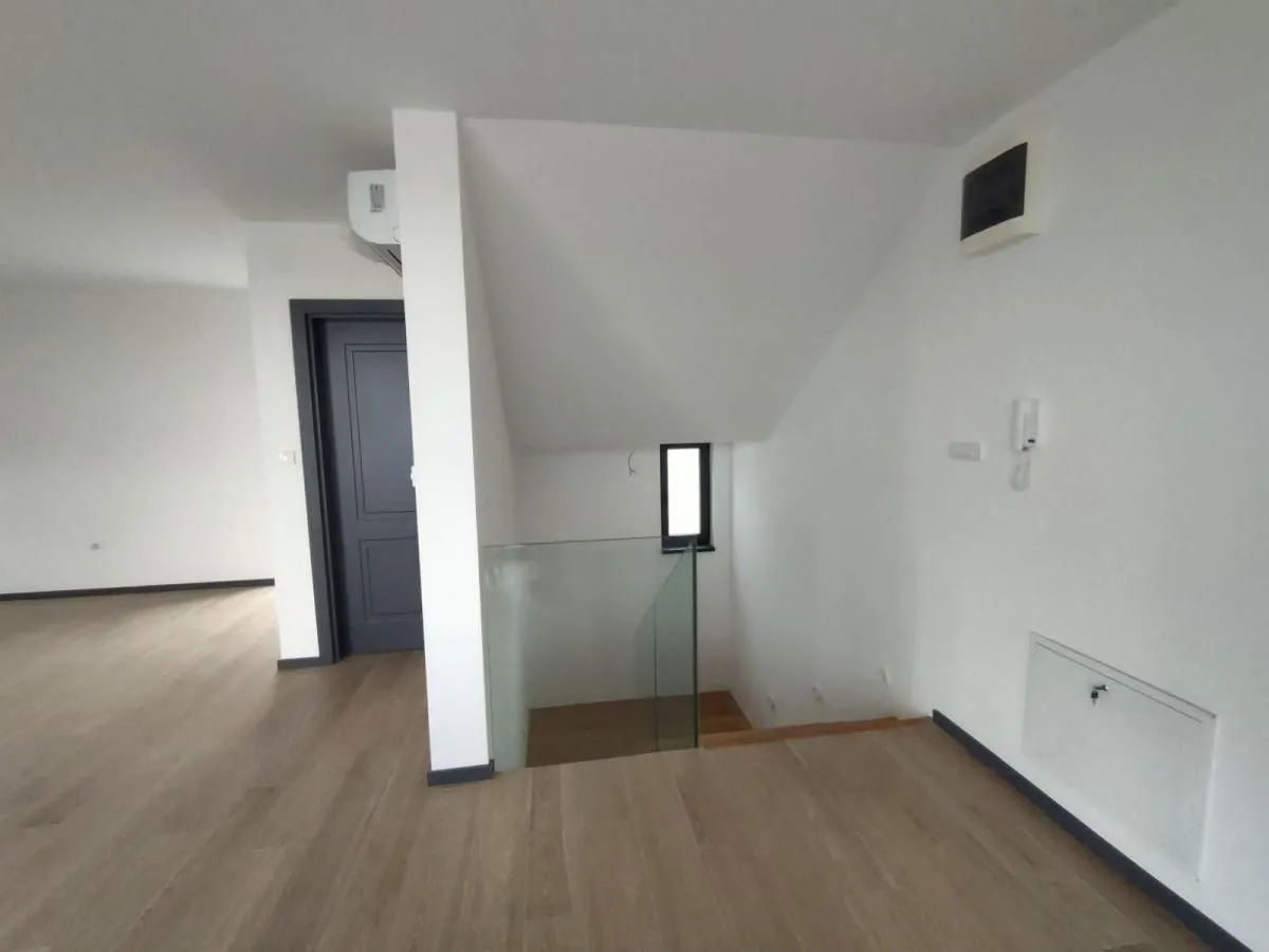 Izdavanje, četvorosoban stan, 200m², Sremska Kamenica, Petrovaradin