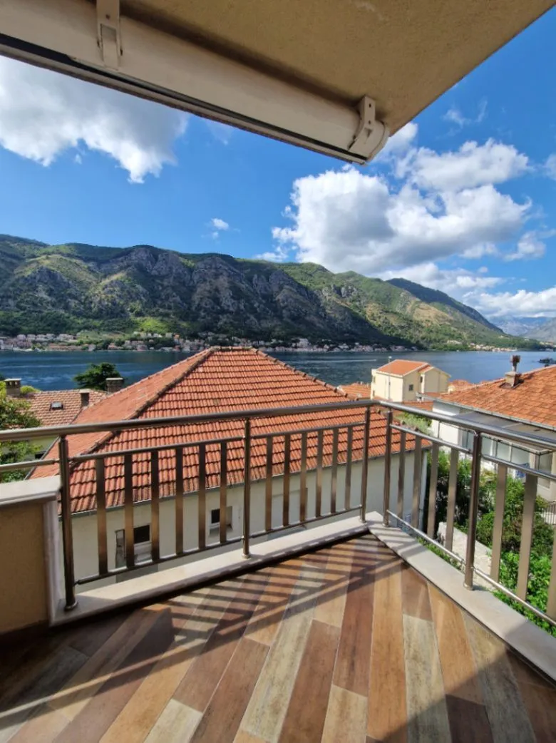 Prodaja, dvosoban stan, 108m², Centar, Kotor