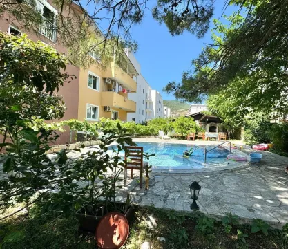 Dvorište zgrade sa bazenom i okruženjem za odmor. - image 12