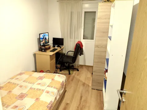 Manja spavaća soba sa krevetom, radnim stolom i garderoberom. - image 15