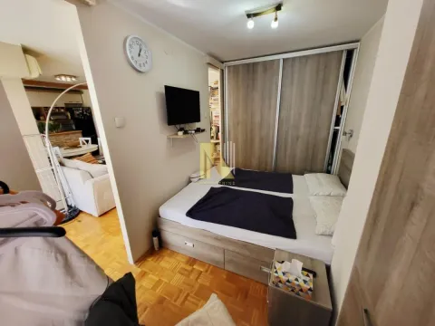 Nameštena spavaća soba sa bračnim krevetom, plakarom i televizorom. - image 12