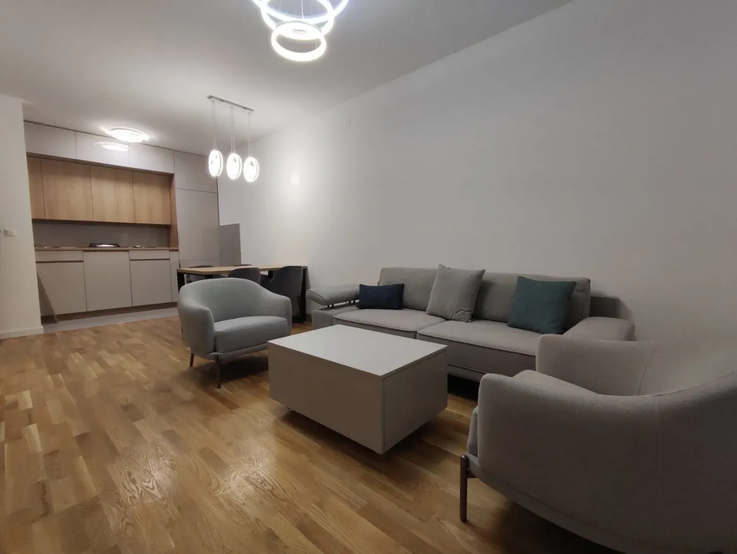 Dnevni boravak otvorenog tipa sa modernim namještajem.