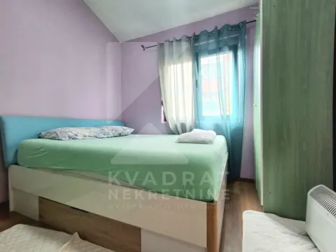 Namještena spavaća soba sa bračnim krevetom i prozorom. - image 7