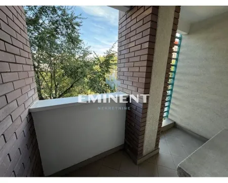 Natkriveni balkon sa ciglenim stubovima i pogledom na zelenilo. - image 20