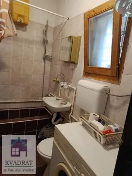 Manje kupatilo sa sanitarijama, tušem i prozorom. - image 13