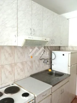 Manja kuhinja sa belim elementima, šporetom i sudoperom. - image 3