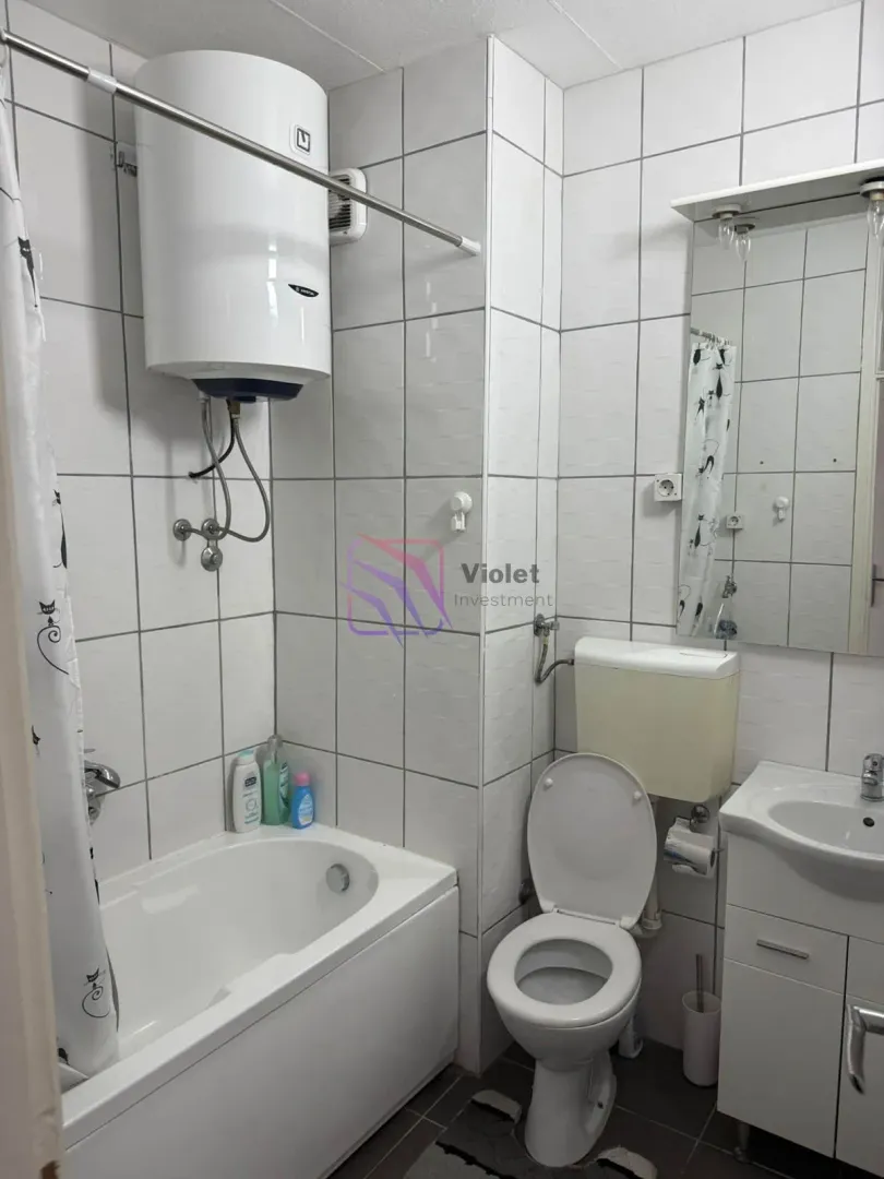 Kupatilo opremljeno kadom, umivaonikom, WC šoljom i bojlerom.