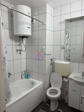 Kupatilo opremljeno kadom, umivaonikom, WC šoljom i bojlerom. - image 14
