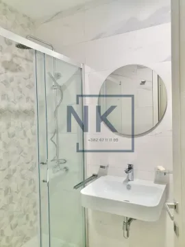 Moderno opremljeno kupatilo sa tuš kabinom i umivaonikom. - image 8