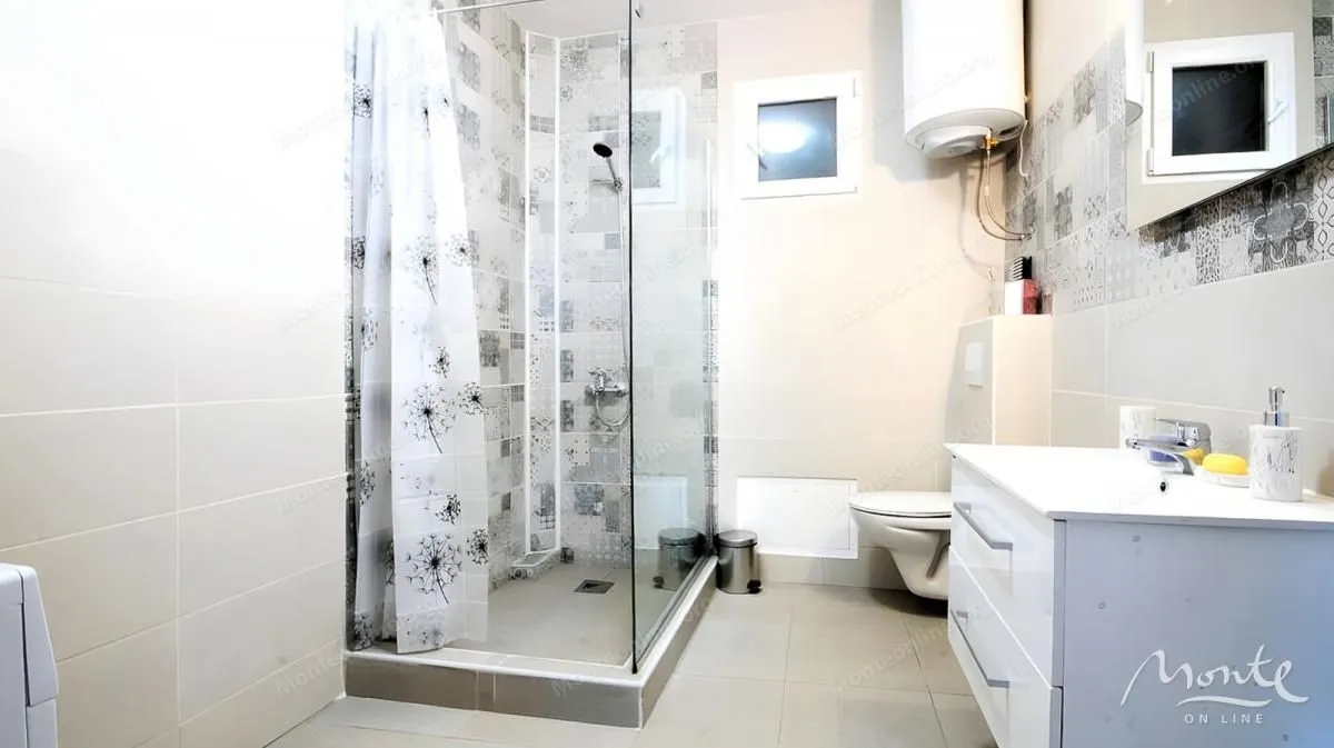 Kupatilo sa tuš kabinom, umivaonikom i wc šoljom.