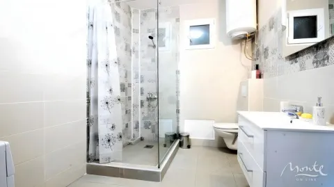 Kupatilo sa tuš kabinom, umivaonikom i wc šoljom. - image 12