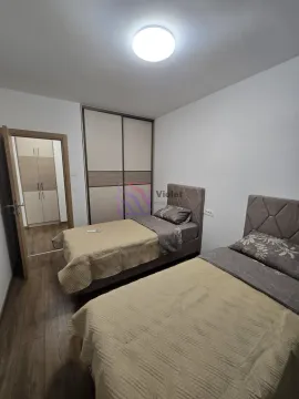 Spavaća soba sa dva singl kreveta i ugradnim ormarom. - image 5