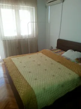 Svijetla spavaća soba sa bračnim krevetom. - image 3