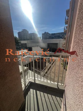 Pogled sa balkona na okolne zgrade i urbani pejzaž. - image 12