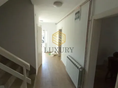 Izdavanje, kuća, 200m², Tološi, Podgorica - image 7