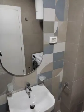 Moderno opremljeno kupatilo sa umivaonikom i ogledalom. - image 8