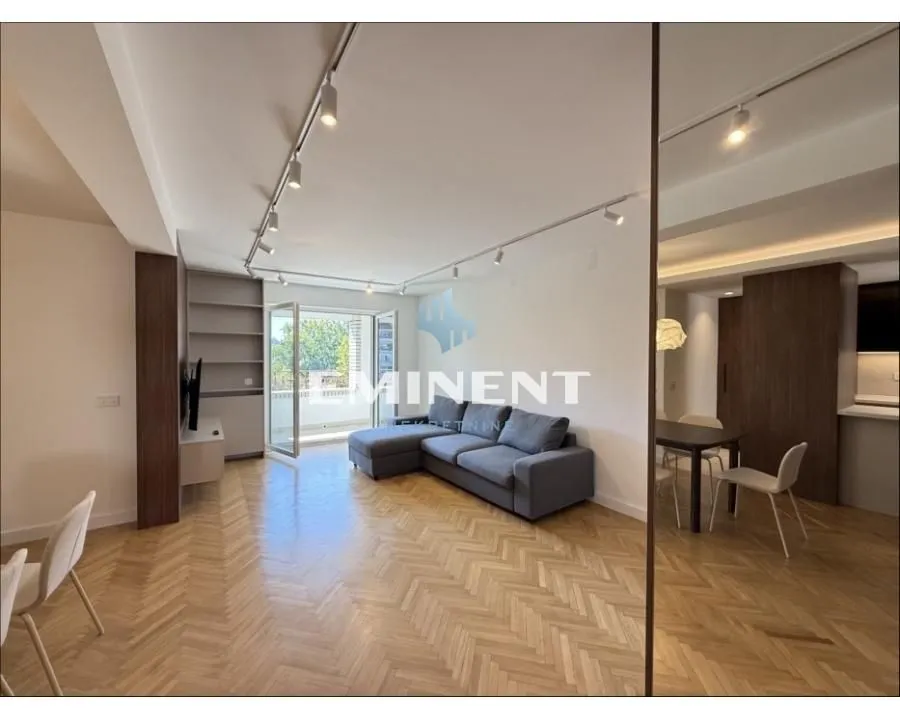 Spacious living room with a sofa and access to the terrace.