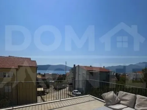 Terasa sa garniturom za sjedenje i pogledom na more i okolne zgrade. - image 6