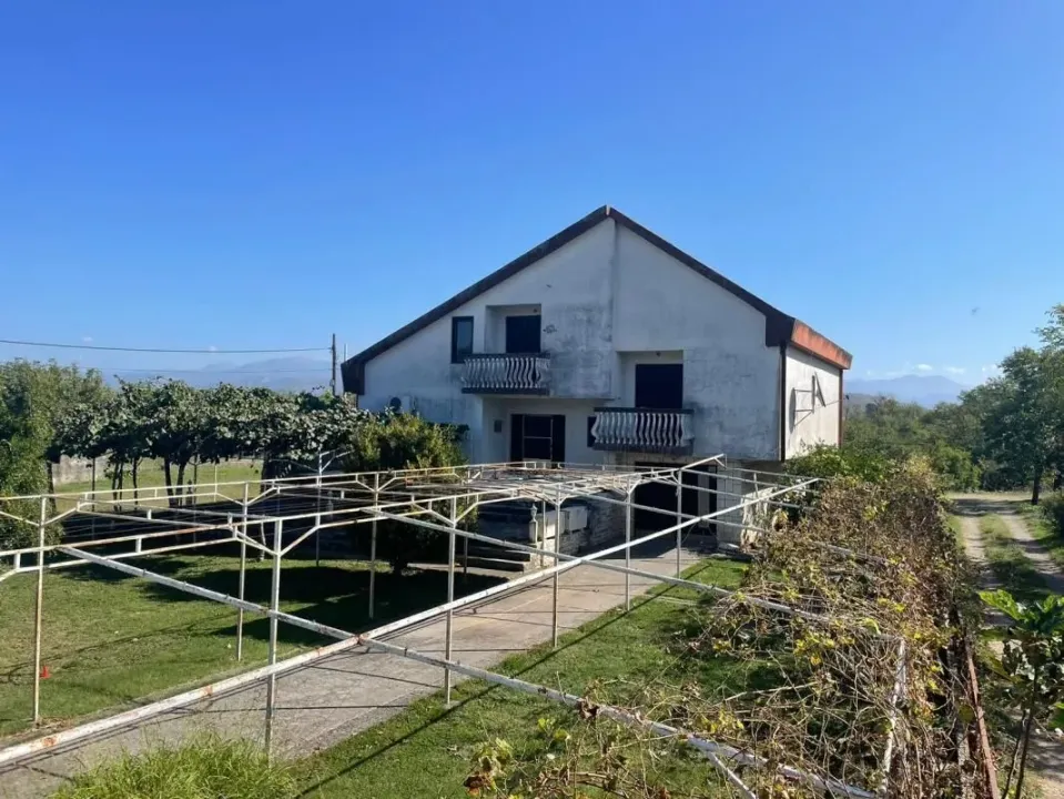 Sale, house, 280m², Farmaci, Podgorica