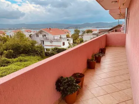 Rent, one bedroom apartment, 85m², Tivat, Crna Gora - image 2
