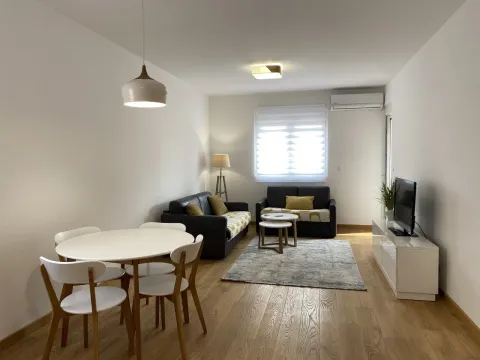 Svijetao dnevni boravak sa trpezarijskim stolom i modernim namještajem. - image 6