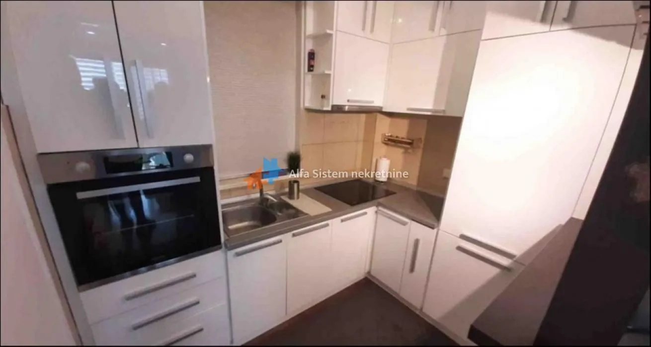 Izdavanje, četvorosoban stan, 96m², Vračar Sve Podlokacije, Beograd