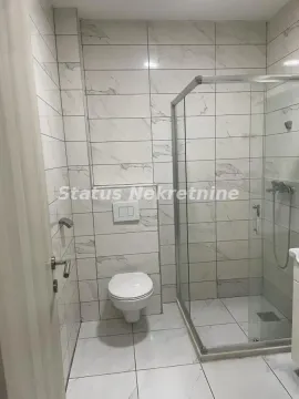 Moderno kupatilo sa tuš kabinom i ugradnom šoljom. - image 10