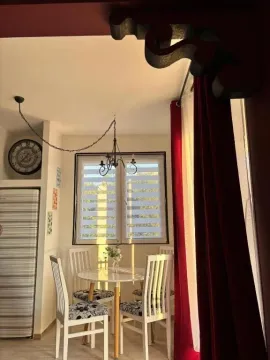Trpezarijski kutak sa stolom i bijelim stolicama pored prozora. - image 24
