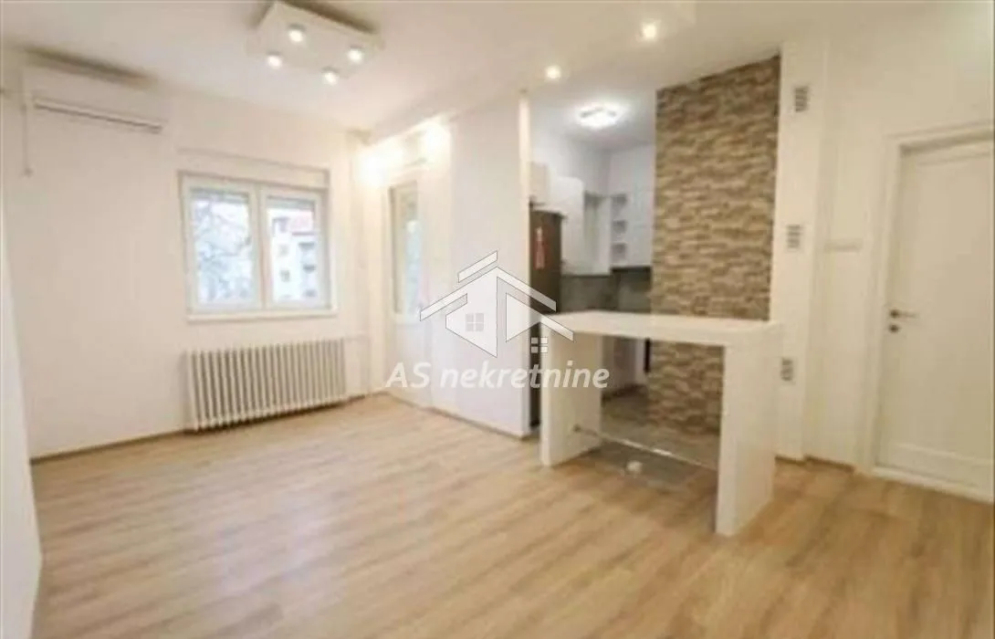 Izdavanje, trosoban stan, 64m², Savski Venac, Beograd