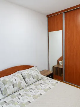Namještena spavaća soba sa bračnim krevetom i ugradnim plakarom sa ogledalom. - image 4