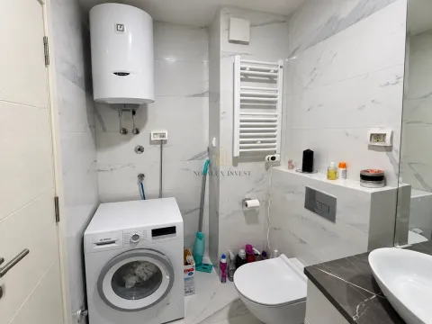 Moderne kupatilo opremljeno sanitarijama, veš mašinom i bojlerom. - image 11