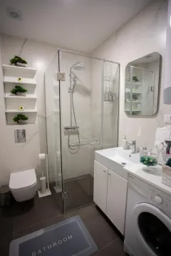 Moderne kupatilo sa tuš kabinom, umivaonikom, WC šoljom i veš mašinom. - image 8