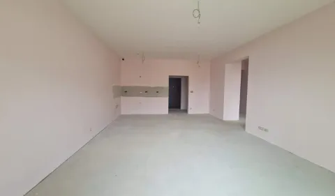 Prazna neuređena prostorija u stanu sa roze zidovima. - image 3