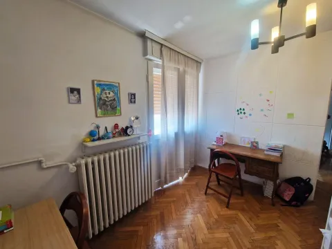 Dečja soba sa radnim stolom, prozorom i drvenim podom. - image 15