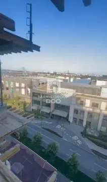 Pogled sa terase na gradsku okolinu i saobraćajnicu. - image 6