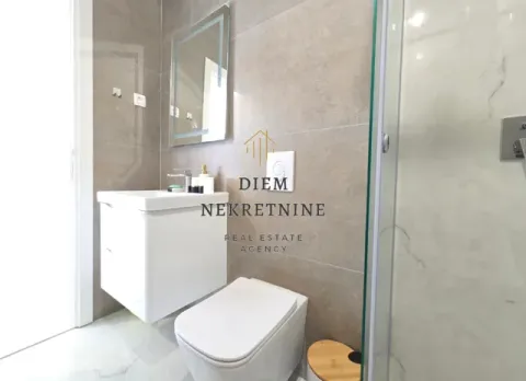 Moderno opremljeno kupatilo sa sanitarijama i tuš kabinom. - image 9