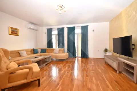 Rent, four bedroom apartment, 160m², Tološi, Podgorica - image 2