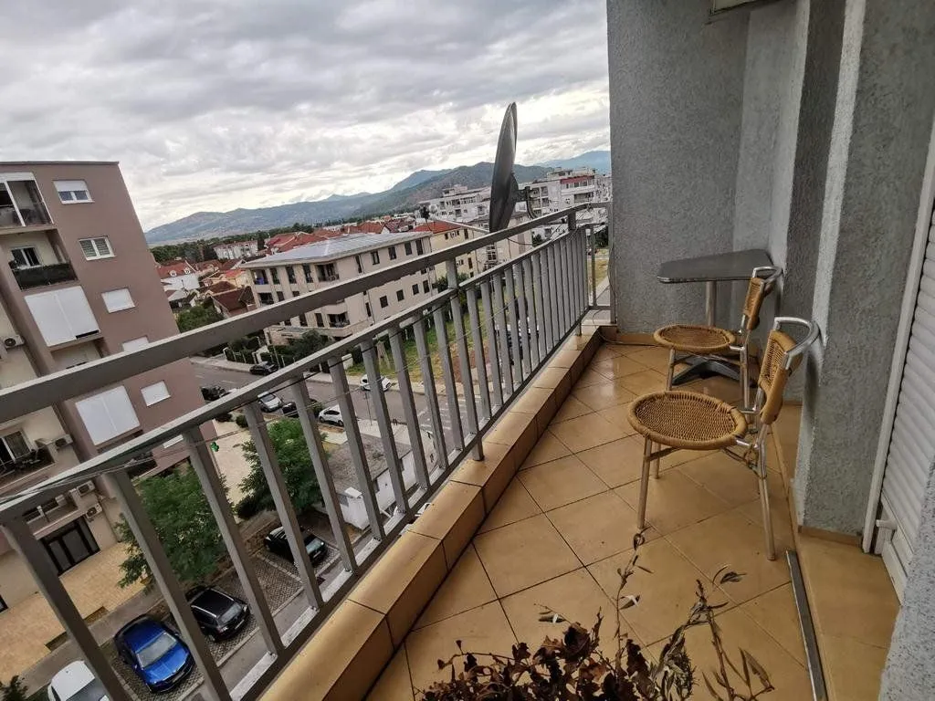 Izdavanje, dvosoban stan, 70m², Blok 9, Podgorica