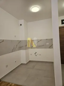 Deo kuhinje sa keramičkim pločicama i priključcima za uređaje. - image 3