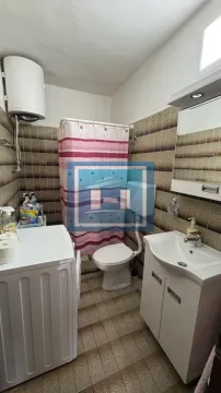 Kupatilo opremljeno umivaonikom, WC šoljom, tuš kabinom i mašinom za veš. - image 4