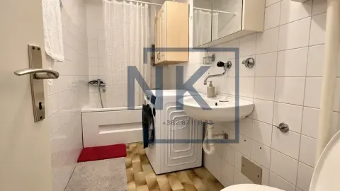 Kupatilo opremljeno kadom, umivaonikom i veš mašinom. - image 14