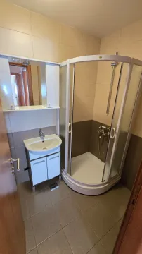 Manje kupatilo sa tuš kabinom, umivaonikom i ogledalom. - image 5